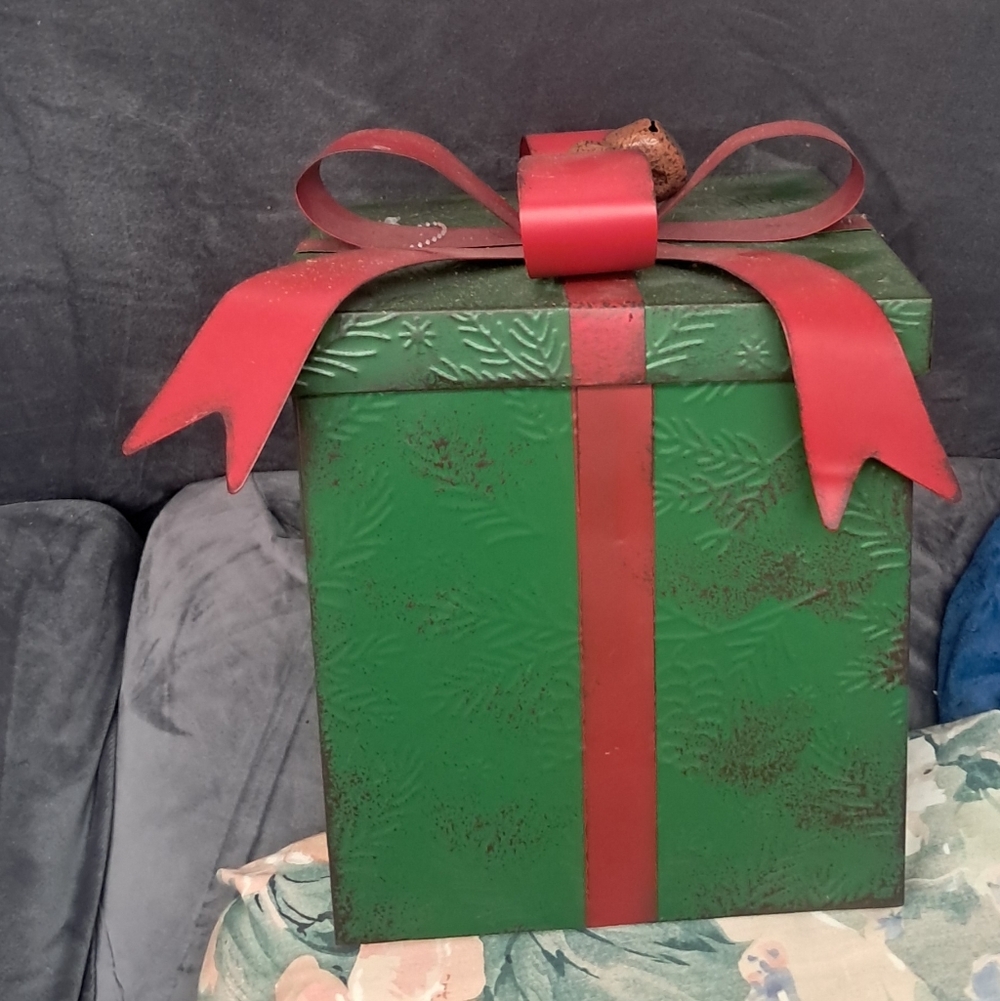 Green Gift Box with Red Bow Metal
